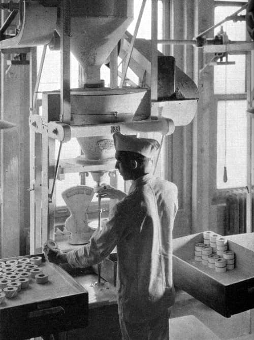 1947 Filling powder boxes