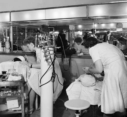 1932 Beauty treatments at 4 Rue Saint-Didier