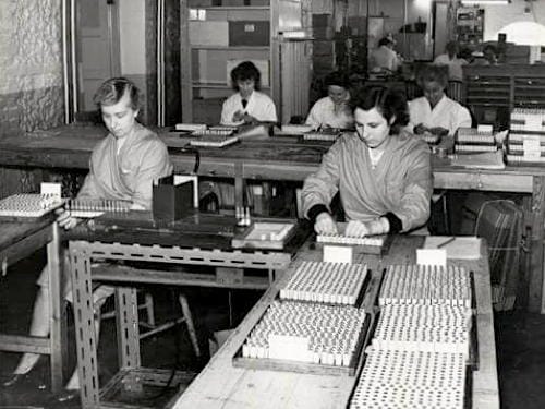  Packing lipsticks into boxes in the Goya factory