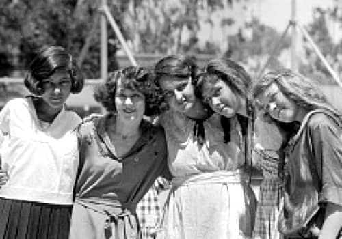 1922 Edna Wallace Hopper with a group of young girls