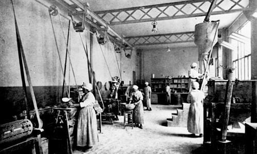 Workers outside the factory at Neuilly-sur-Seine