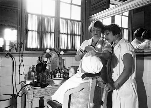 1928 Institut de Beaute treatment cubicle