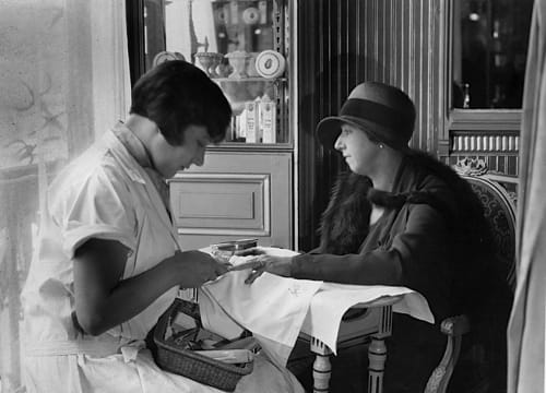 1928 Institut de Beaute manicure desk