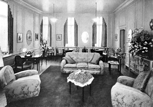 1935 Peggy Sage London Salon