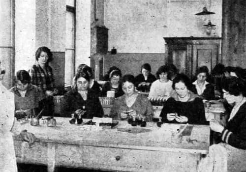 1925 Filling and packing room at the parfumeriefabrik Pessl