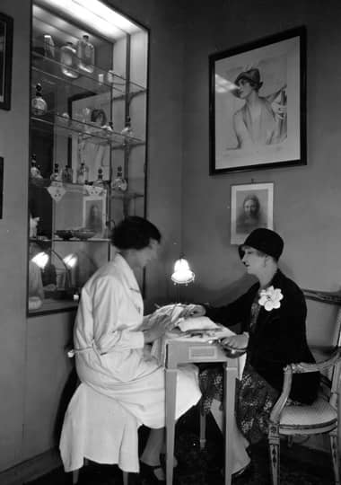 c.1926 Salon manicure treatment