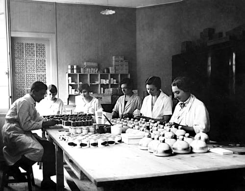 1935 Labeling cosmetics in the factory at St. Cloud