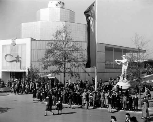 1939 Queue to get into Maison Coty